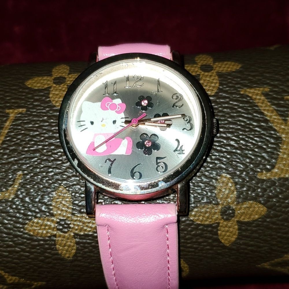 NEW SANRIO HKAQ5901 Hello Kitty Rose Gold Case Pink Band New Battery Works Great
